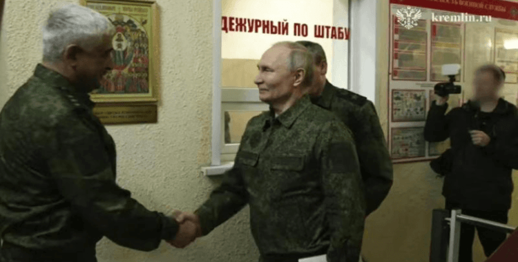 Putin askeri üniforma giyerek Kursk'u ziyaret etti