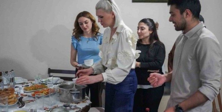 İftar için üniversiteli gençlerin evine konuk oldu
