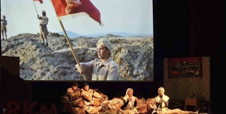 İstiklal Marşı ve Mehmet Akif, Gölcük’te tiyatro sahnesine taşındı
