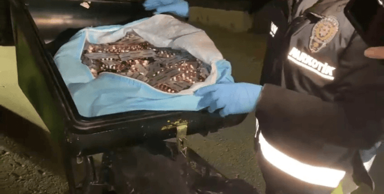 Samsun'da motosikletin sepetinde 3 bin 962 adet uyuşturucu ele geçirildi