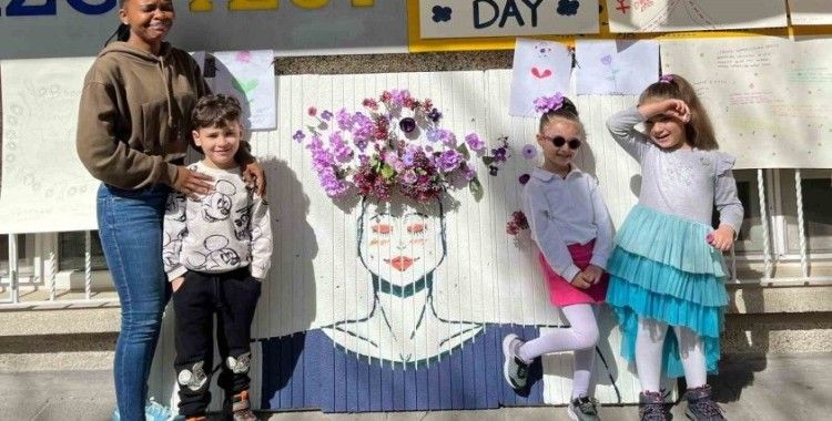 Kurs öğrencileri çiçeklerle kadın tablosu yaptı