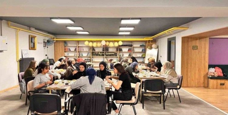 Liseli kız öğrenciler iftarda bir araya geldi
