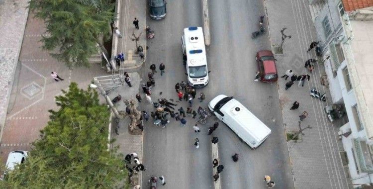 Minibüsle çarpışan motosiklette 2 kişi yaralandı
