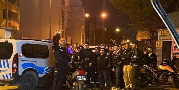 Polisten gençlere önce uyarı ve bilgilendirme, sonra selfie
