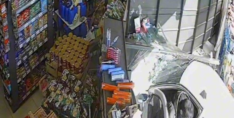 Fren yerine gaza basınca markete girdi, o anlar kamerada
