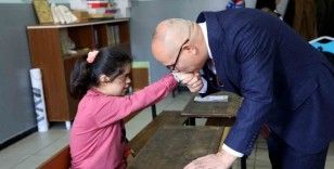 Ağrı Valisi Koç, öğrenci daveti üzerine İMKB Gazi Ortaokulu’nu ziyaret etti
