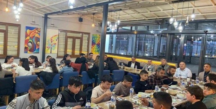 Çobanlarlı öğrenciler iftarda buluştu
