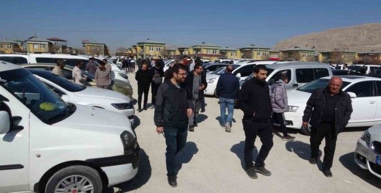 Van’daki açık oto pazarında Ramazan kalabalığı
