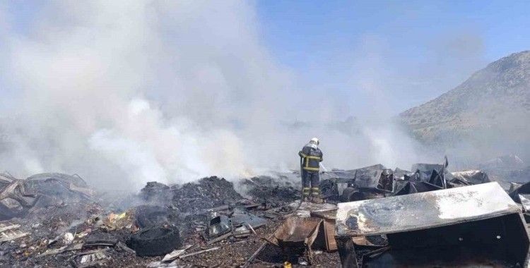 Çalıları yakarken, hurda tesisini yaktı