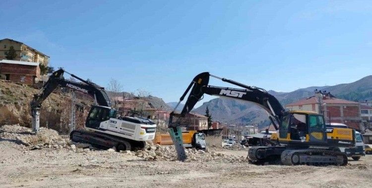 Keban’da molozlar ilçe dışına taşınıyor
