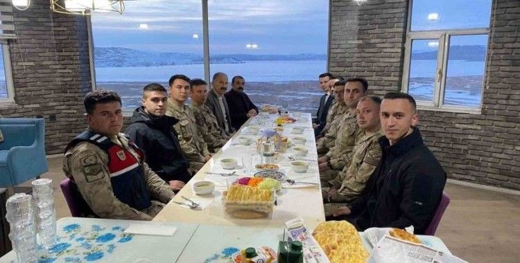 Arpaçay Kaymakamı Akköz, iftarda jandarma ile buluştu

