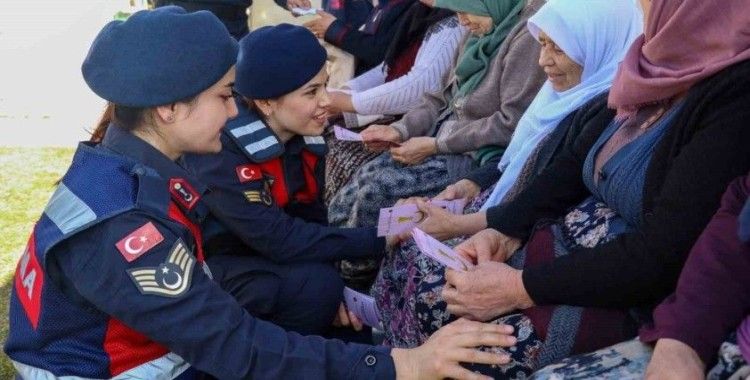Jandarma ekipleri kadına şiddetle ilgili vatandaşı bilgilendirdi
