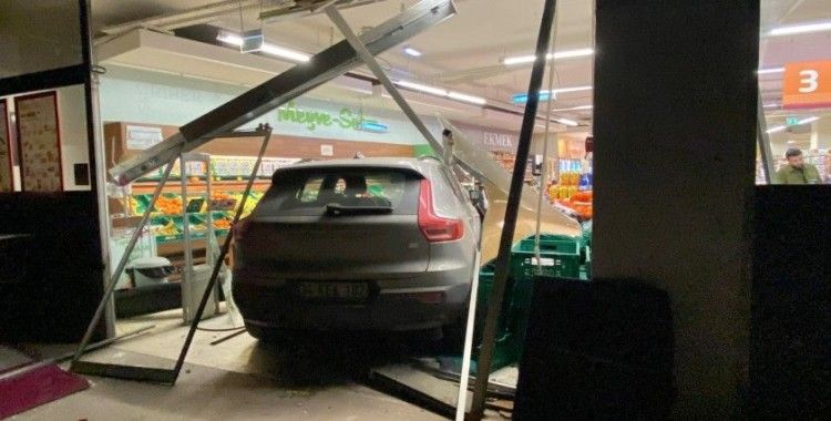 Kontrolden çıkan otomobil markete daldı: 2 yaralı