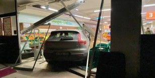 Kontrolden çıkan otomobil markete daldı: 2 yaralı