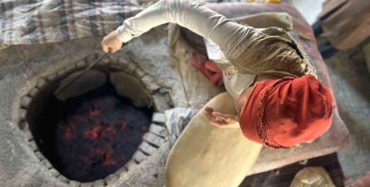 Dağ köyünden çıkıp açtığı fırında tandır ekmeği yaparak patron oldu
