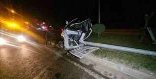 Tokat’ta direğe çarpan Tofaş kağıt gibi ezildi
