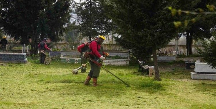 Mezarlıklar bayrama hazırlıyor
