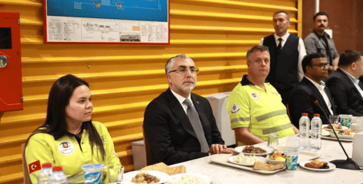 Bakan Işıkhan, Mersin'de liman işçileriyle iftarda buluştu