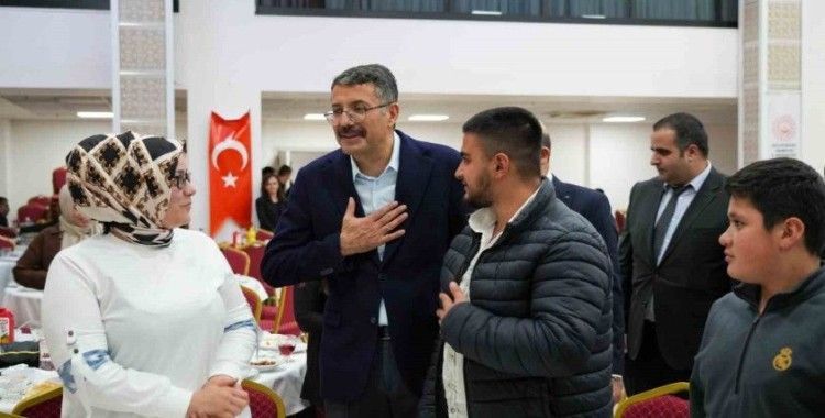 Vali Çelik, iftarda yetimlerle buluştu
