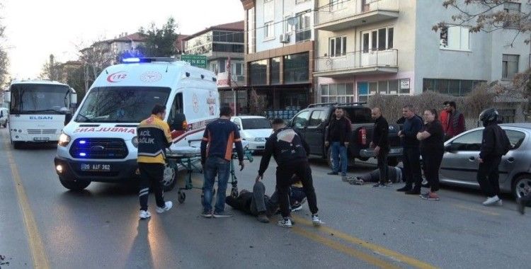 Tamire giden motosiklete başka bir motosikletin çarpıştığı kaza kamerada
