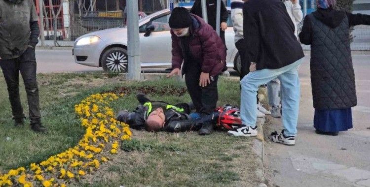 Motosiklet sürücüsünün otomobile çarpma anı kamerada
