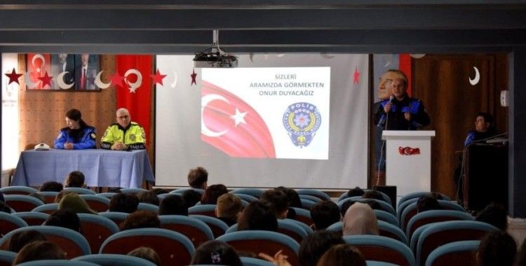 Polis ekipleri öğrencileri bilgilendirdi
