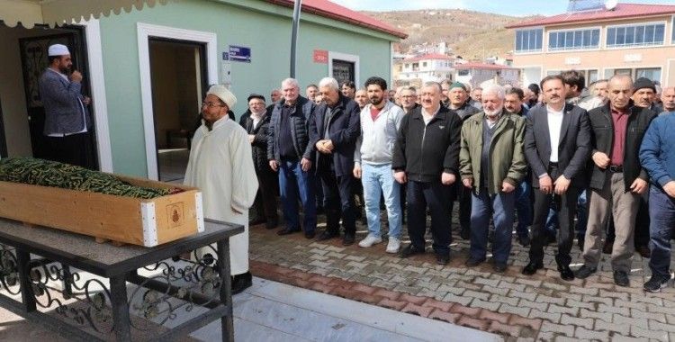 Annesinin tabutu başında kalp krizi geçiren kadın hayatını kaybetti
