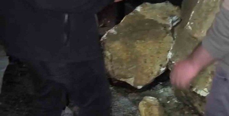 Yüksekova-Van Karayolu’na düşen kaya parçaları yürekleri ağza getirdi