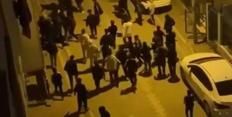 Ellerinde sopalarla mahalle bastılar; o anlar kamerada
