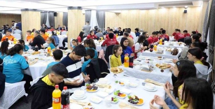 Değer Erzincan Spor Kulüpleri iftar programında bir araya geldi
