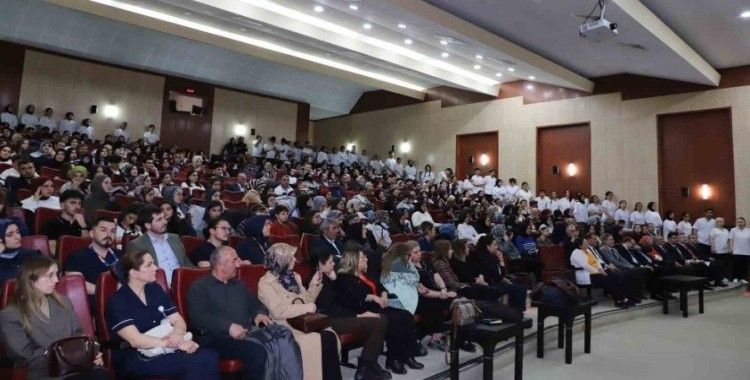 Hemşirelik fakültesinde üniforma giyme heyecanı yaşandı
