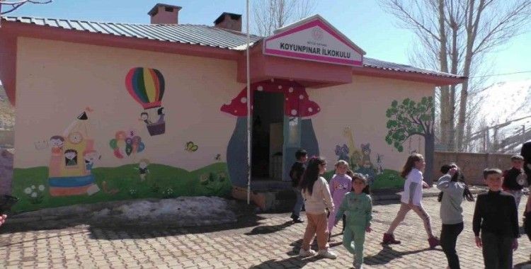 Fedakar öğretmen okulunu yeniledi
