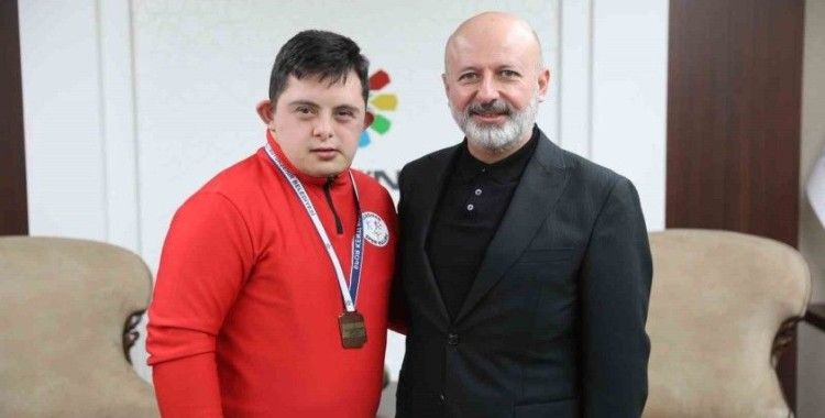 Kocasinan Sporcusu Mehmet Taşdemir, Down Futsal Avrupa Şampiyonası için hazırlanıyor
