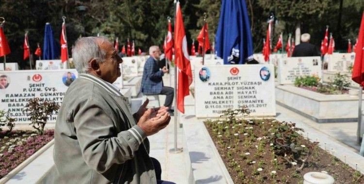Adana’da şehit aileleri evlatlarının kabirleri başında dua ederek karanfil bıraktı
