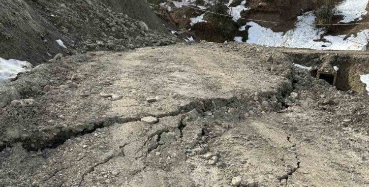 Türkeli’de heyelan köy yolunu kapattı
