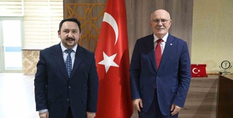 Uşak Kent Konseyi’nden Uşak Üniversitesi öğrencilere hediye çeki  verildi
