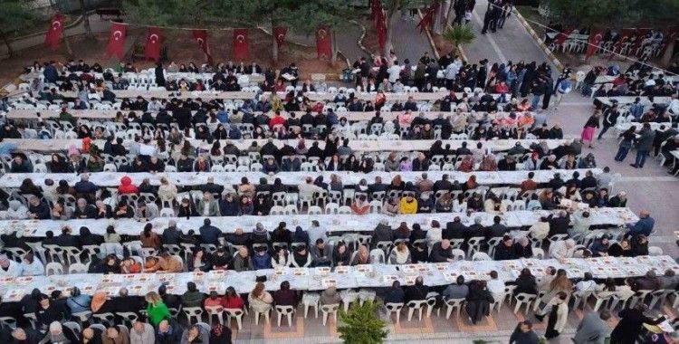 Okul bahçesinde şehitler için iftar düzenlendi
