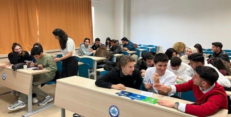 Üniversitelilere eğitmen eğitimi verildi
