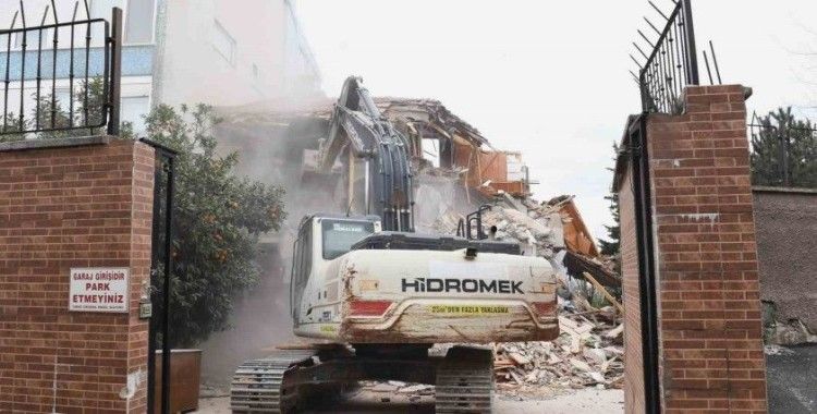 Tarihi surları tehdit eden riskli bina yıkıldı
