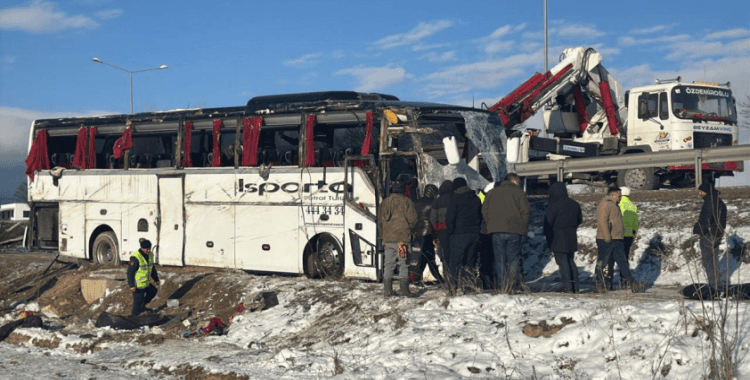 Afyonkarahisar'da yolcu otobüsü şarampole devrildi: Ölü ve yaralılar var