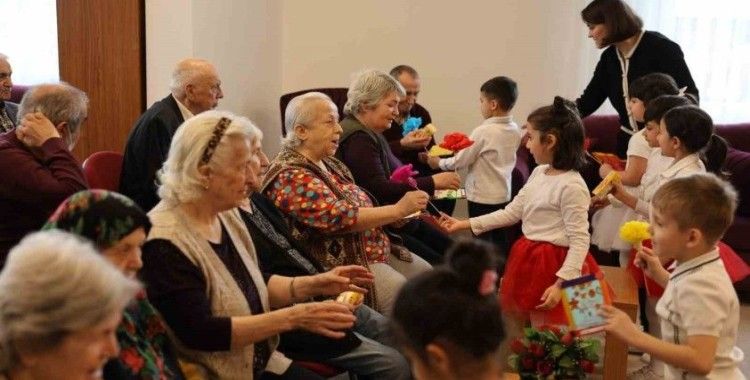 Es Çocuk Evi öğrencileri büyüklerini yalnız bırakmadı
