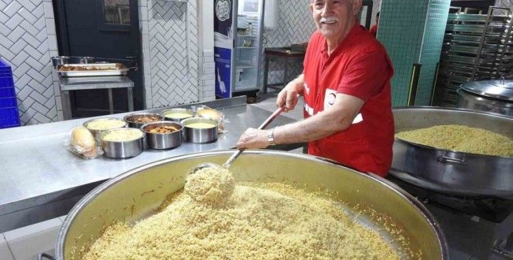 78 yaşında ihtiyaç sahipleri için gönüllü çalışıyor
