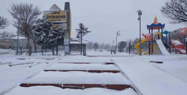 Yunak’ta kar yağışı etkili oldu