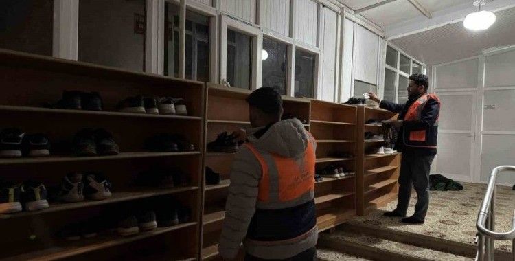 Aksaray’da teravih namazına camiye gelen çocuklara ayakkabıda harçlık sürprizi
