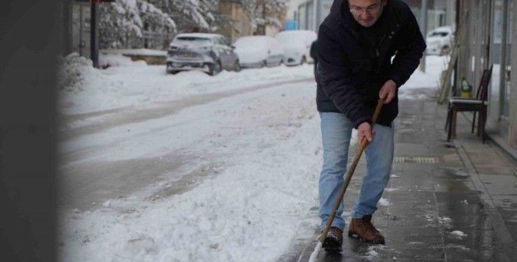 Mart kapıdan baktırdı: Bayburt güne 15 santimetreyi bulan karla uyandı
