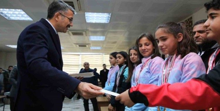 Vali Çelik, şampiyon sporcularla bir araya geldi
