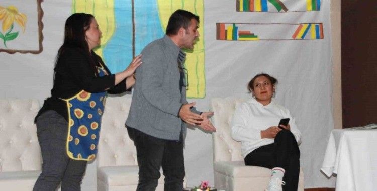 Öğretmenler tiyatro gösterisinde yer aldı
