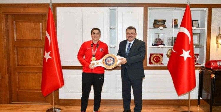 Başkan Genç Dünya Şampiyonu Busenaz Sürmeneli’yi ağırladı
