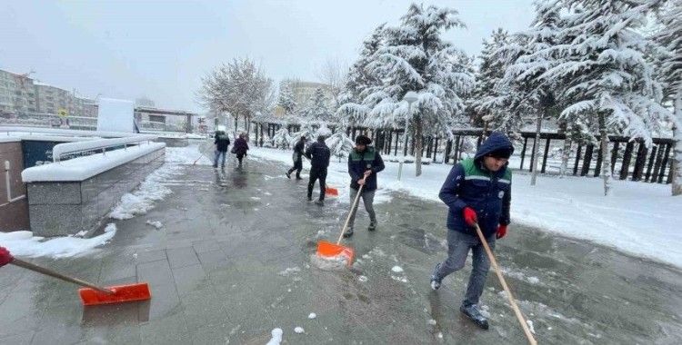 Büyükşehir, karla mücadelede 174 mahalle yolunu ulaşıma açtı
