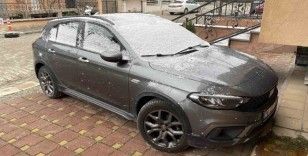 Araçların ve binaların üstü karla kaplandı

